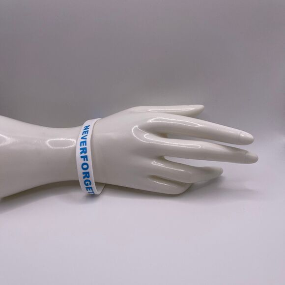 White & Blue Never Forget 9/11 Memorial Rubber Bracelet - Picture 5 of 12
